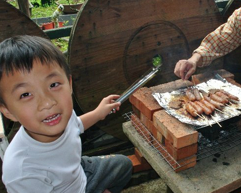 中秋節就是要烤肉啊！多種類遊樂設施讓孩子有吃又有動～北部精選烤肉景點