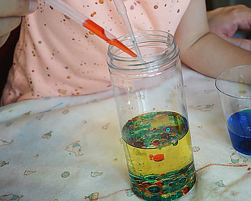 小小孩玩科學！自製彩色珍珠雨