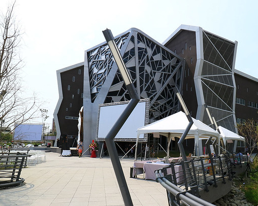 獨特幾何圖形建築好好拍，玩具、童書免費借閱～台南台江文化中心