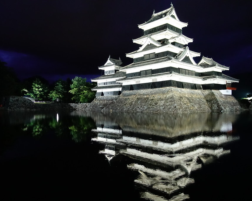 五重六層式國寶之城，黑白對比，絕美夜色倒影～長野松本城