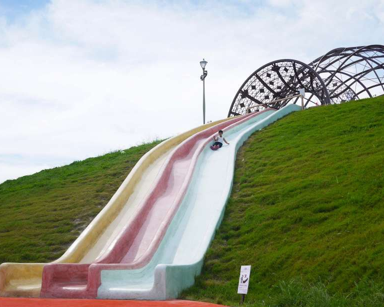高速梯、波浪梯、滑草場、溜索，通通滑起來～八里十三行文化公園