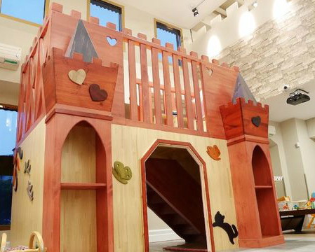 搶眼粉紅木製城堡，女孩們的秘密基地～新莊童遊城堡館