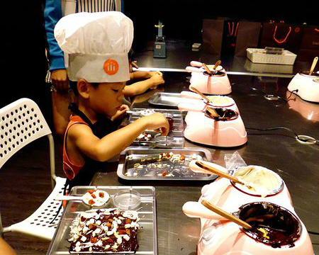 好吃好玩有質感，讓孩子獨力設計巧克力～台南Swiiity南紡夢時代店