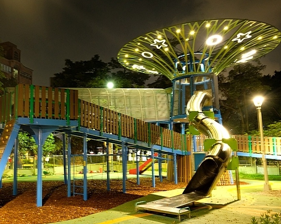 天空樹共融遊戲場，越夜越FUN～台北前港公園