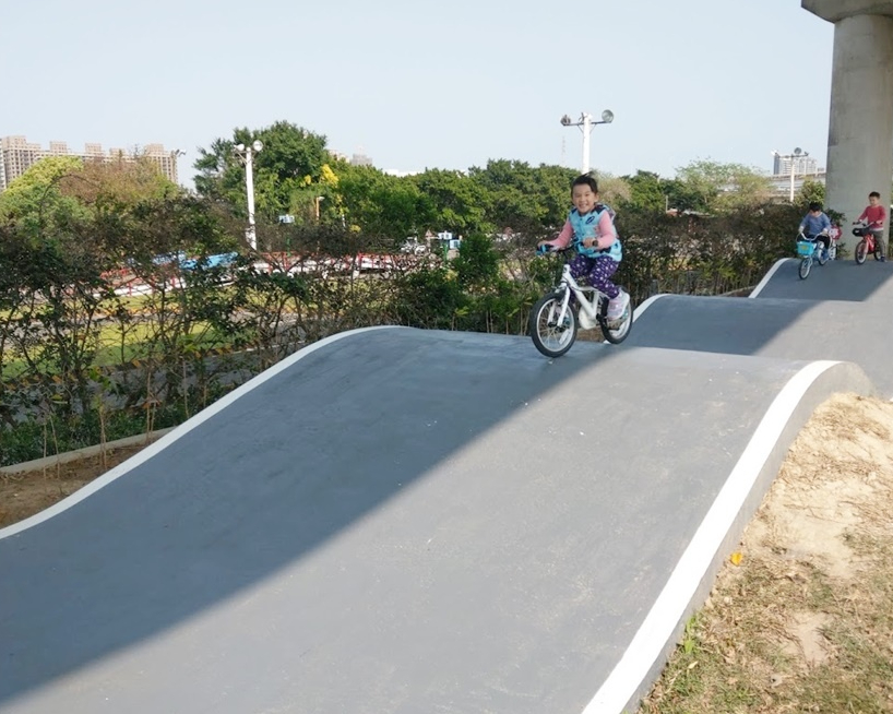 仿真交通號誌×高低起伏坡道，好停車、好好玩～新竹左岸Pushbike滑輪公園