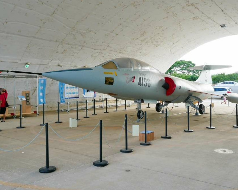 機庫內看展覽,黑貓中隊帶你翱翔天際~桃園航空城博物館園區–05警戒區