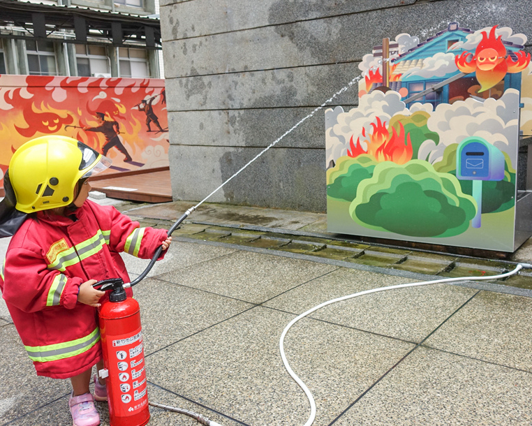 小小消防員無料體驗滅火、電動消防車，救援小隊GO～新竹市消防博物館