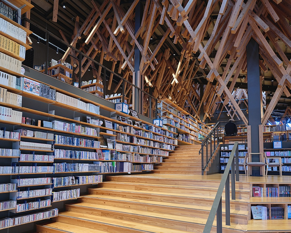 滿滿原木元素，靜心閱讀也是一種享受～日本雲之上圖書館(檮原町立圖書館)