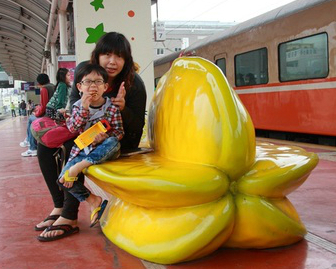 楊桃、文旦、大木瓜…超可愛水果造型座椅！斗六火車站