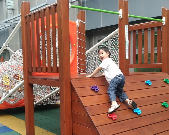 幼幼版野訓攀爬設施，一起用可愛放電～台北北投運動中心兒童遊戲場