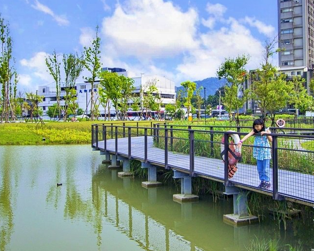 濕地景觀步道×兒童遊戲場，放電散心老少咸宜～台北新新公園