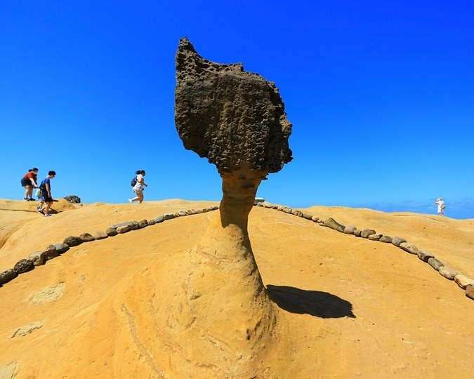 晉見4000歲女王陛下，各式奇岩怪石激發想像力～萬里野柳地質公園