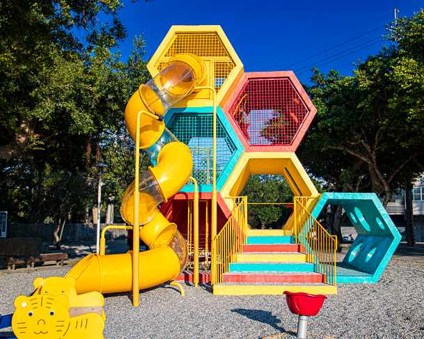 穿梭蜂巢遊戲塔，手腳並用多爬多放電～台中永信運動公園遊戲場