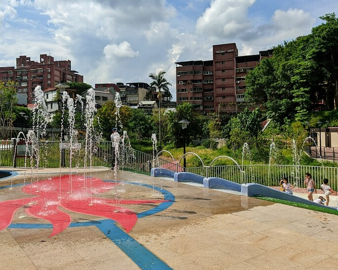 獨特乾式濕式遊戲場，溜滑梯秒變滑水道～汐止水返腳公園