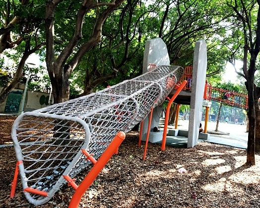巨獸攀爬網、跑酷大綠龜，遊戲場玩法千變萬化～板橋四維公園