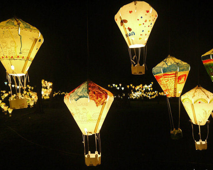 乘載夢想的熱氣球燈海，越夜越美麗～台東鐵花村音樂聚落