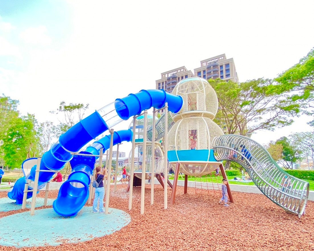濕地生態×水珠遊戲塔，穿越障礙全力奔跑～高雄五甲公園特色遊戲場