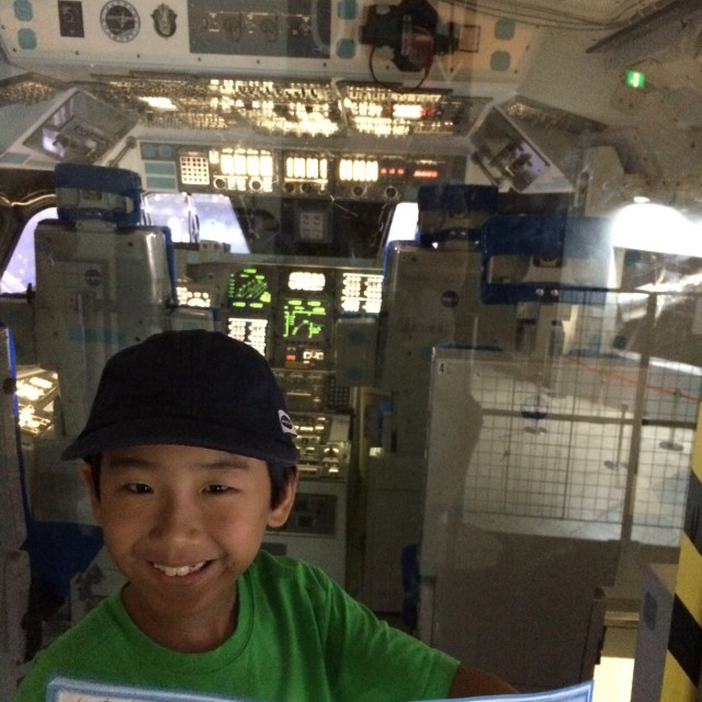參觀太空博物館-太空梭控制艙內部