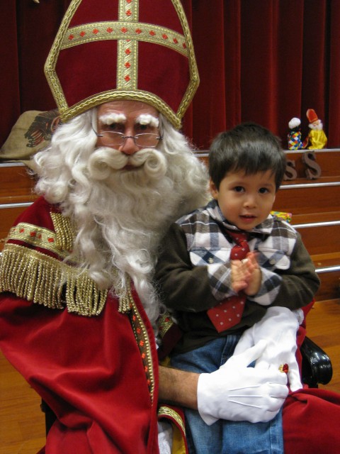 幼稚園時期耶誕老公公來訪發禮物，Rory毫不畏懼地一屁股坐在耶誕老公公腿上討歡心。