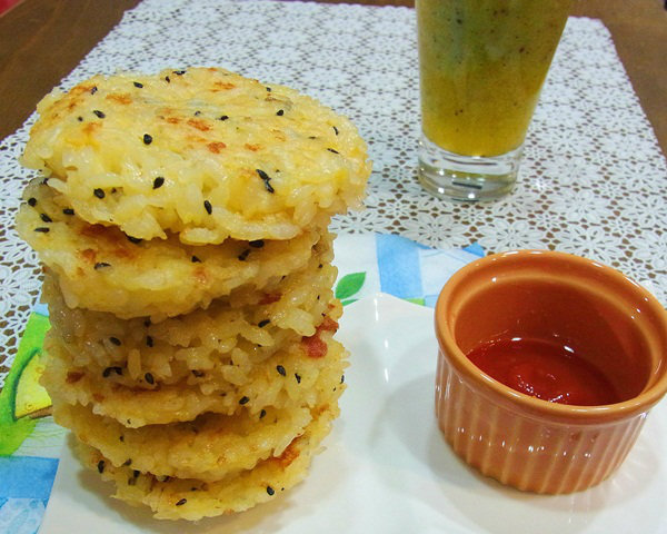 隔夜飯新吃法！越吃越香～芝麻起司煎米餅DIY