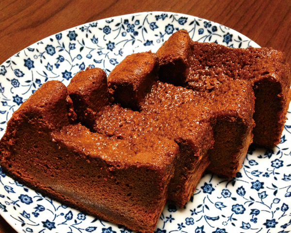 《平底鍋點心魔人的56道原創甜點》2種材料就好！法式巧克力蛋糕