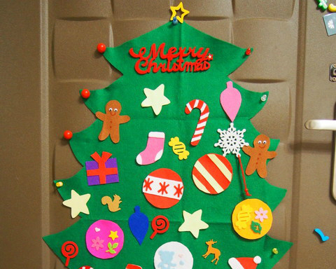 可愛小物裝飾樂！暖系聖誕樹躍上門