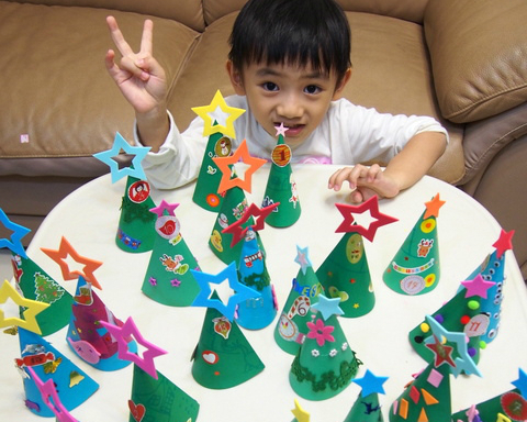 24棵小小聖誕樹下的秘密！看見孩子驚奇的表情
