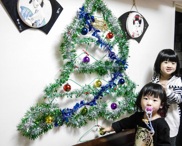 衣架子變身牆面聖誕樹，不佔空間又省錢～衣架聖誕樹