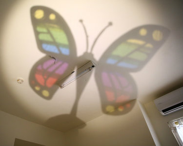 床頭燈也能這樣玩！變出彩色大蝴蝶