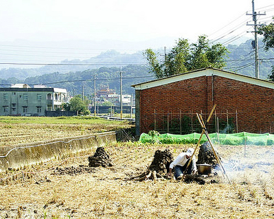 田野控窯、手工造紙，漫遊花海與山呼應的迷人城鎮～苗栗大南埔農庄