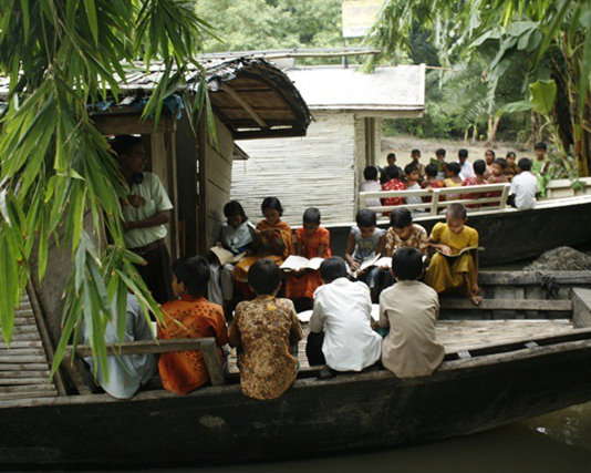《世界小公民》太陽能動力小船 is 孟加拉孩子的雨季飄浮學校