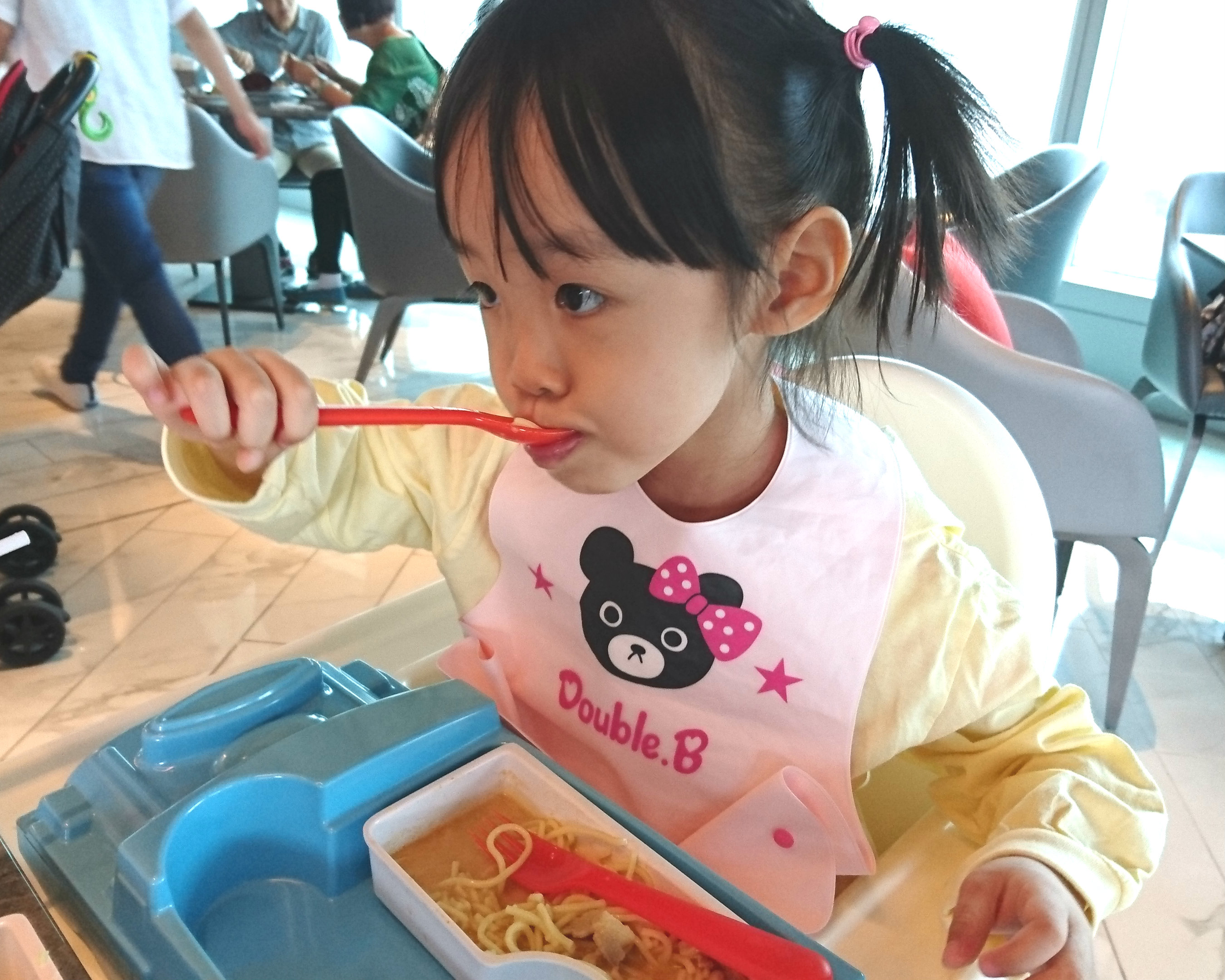 小孩吃飯這件事