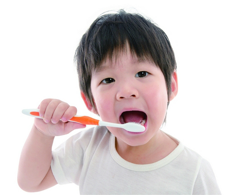 《養出零蛀牙．獨立的孩子》幫寶寶刷牙的重點：對的方法、躺著刷、培養好心情