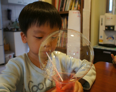 泡泡新玩法！彩虹泡泡DIY