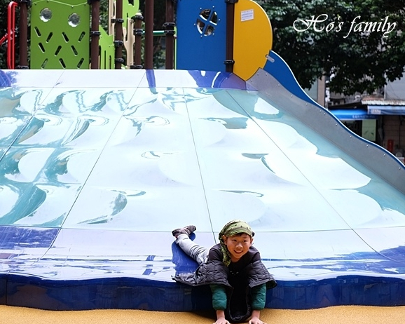 巨大波浪溜滑梯、鮮豔動物主題遊具，四肢並用挑戰趣～台北晴光公園