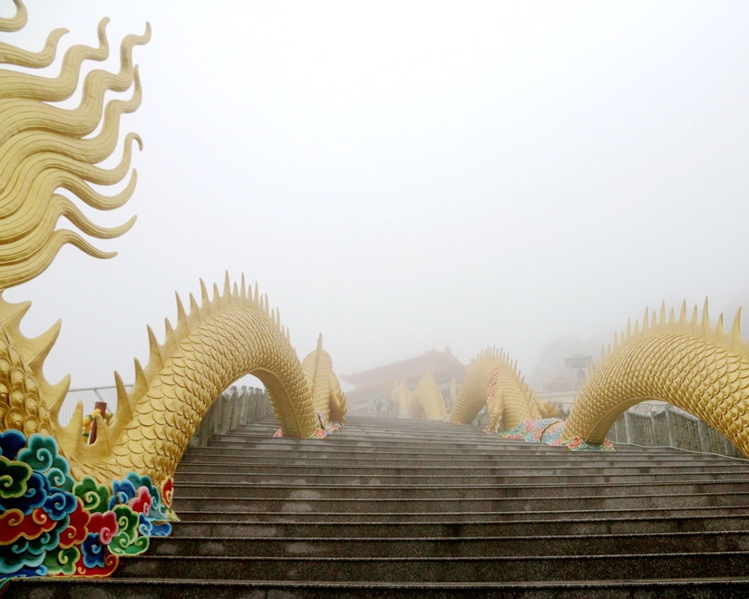 雲霧中巨大金龍盤踞，神龍見首不見尾～南投金龍山法華寺