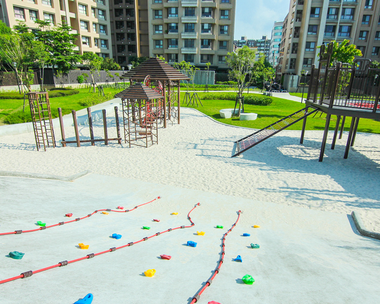 小蜜蜂嗡嗡嗡，蜂巢遊具設施玩到西又玩到東～台中大雅二和公園