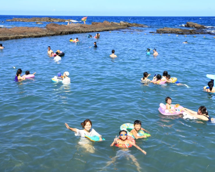 毛小孩、真小孩同享，純天然海水樂園～貢寮龍洞四季灣