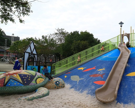 海洋主題小山丘，海龜沙坑伴遊趣～桃園新勢公園共融兒童遊戲場