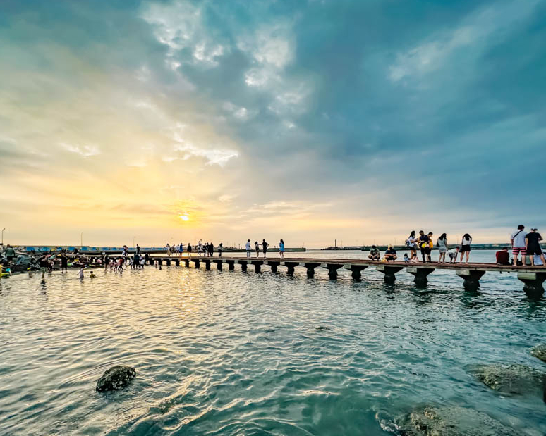 海空步道×夕照美景，戲水玩沙兩相宜～高雄南寮海岸光廊(彌陀漁港海岸光廊)