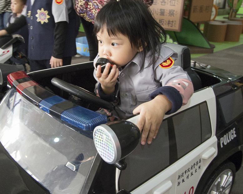 帥氣制服、警用機車，免費好玩的親子活動～板橋新板村派出所－小小波麗日記