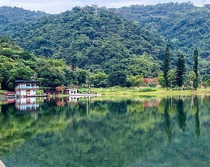 倒影如畫，漫步湖中棧道觀魚賞水鳥～宜蘭龍潭湖風景區