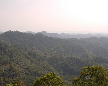 在草地上踢球、還有無敵美景，小而美的營地～台中高巢森活