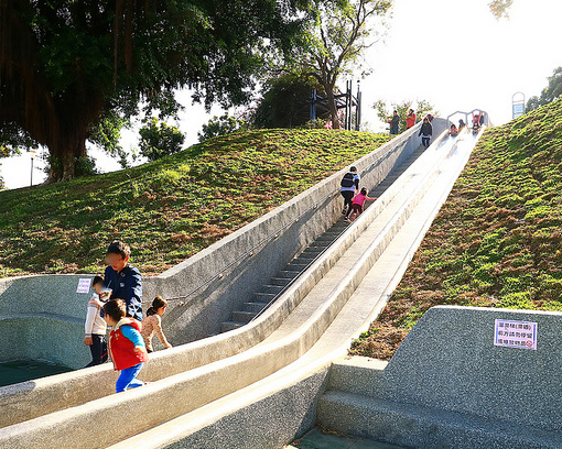 石虎家族大集合，挑戰超刺激磨石子溜滑梯～台中九二一震災紀念公園