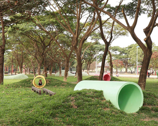 超大白沙坑，水管秘道穿梭探險趣～高雄衛武營都會公園共融遊戲場