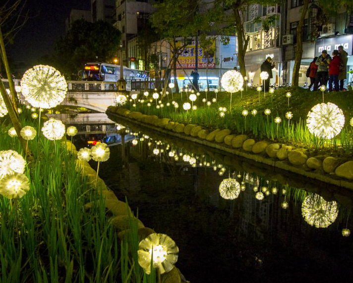 越夜越美麗，蒲公英、水母大軍放閃百年中山綠橋～台中新盛綠川水岸廊道