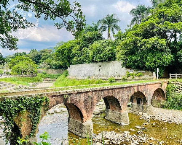 青山綠水相呼應，與歷史百大建築來一場邂逅～桃園大平紅橋