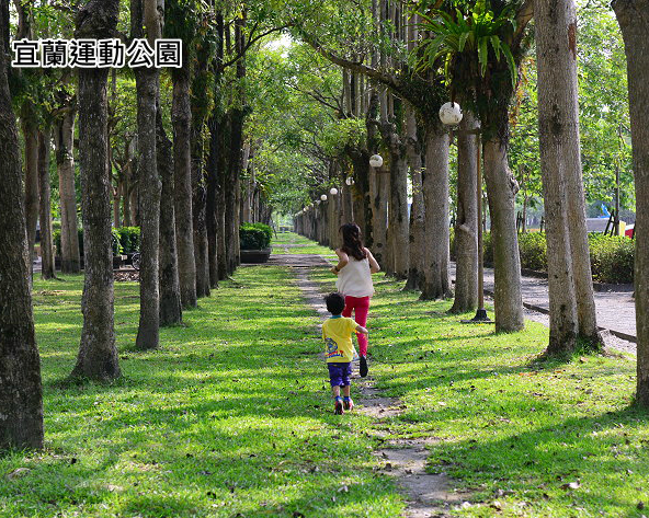 孩子盡情玩耍！大草坪、戰艦式溜滑梯、懷舊蒸氣火車頭～宜蘭運動公園