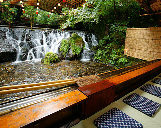 竹蓆、河床、流水麵，夏季限定清涼感～京都ひろ文 流しそうめん