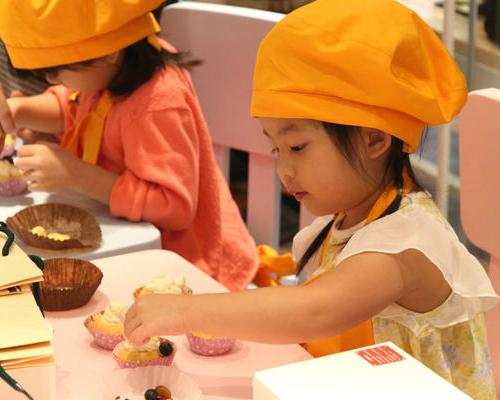 小廚娘好忙！香噴噴的蛋糕出爐囉～亞尼克台南安平店